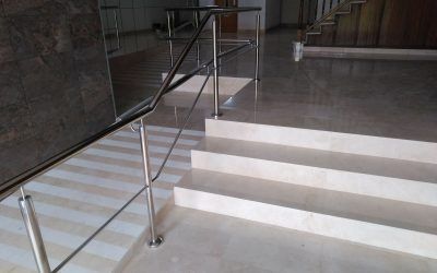 Proyecto de vestíbulo con rampa y escalera mármol Crema Marfil en Terrassa