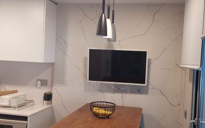 Proyecto de aplacado elaborado en porcelánico Techlam Crystallo mate en Terrassa