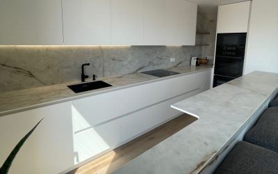 Proyecto de cocina elaborado en porcelánico Neolith Himalaya Crystal en Barcelona