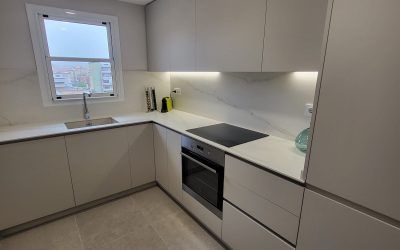 Proyecto de cocina elaborado en porcelánico Laminam Oro del Jerte en Terrassa