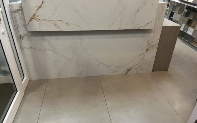 Proyecto de mostrador en porcelánico Ascale Lucca Gold para una tienda en Terrassa