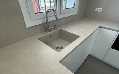Proyecto de cocina elaborado en porcelánico Laminam Fokos Sale en Barcelona