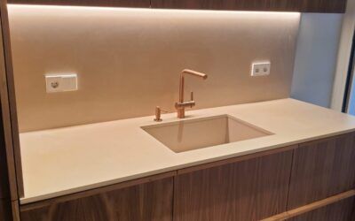 Proyecto de encimera y aplacado elaborado en porcelánico Neolith Pietra di Osso en Terrassa