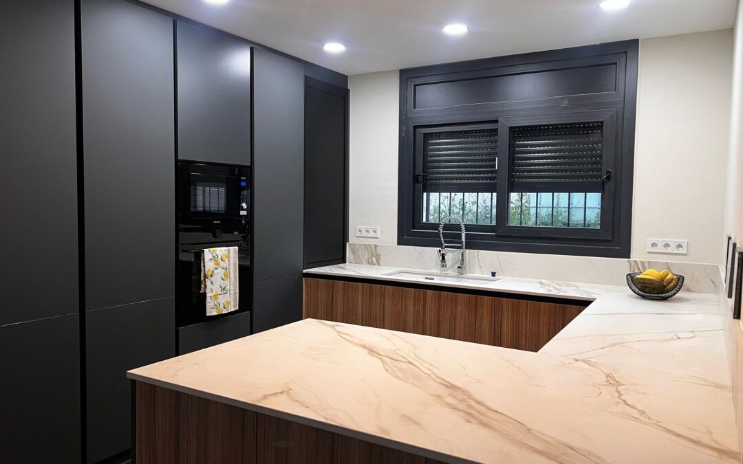 Proyecto de encimera con inducción invisible elaborado en porcelánico ABKstone Calacatta Gold Soft en Ullastrell