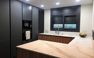 Proyecto de encimera con inducción invisible elaborado en porcelánico ABKstone Calacatta Gold Soft en Ullastrell